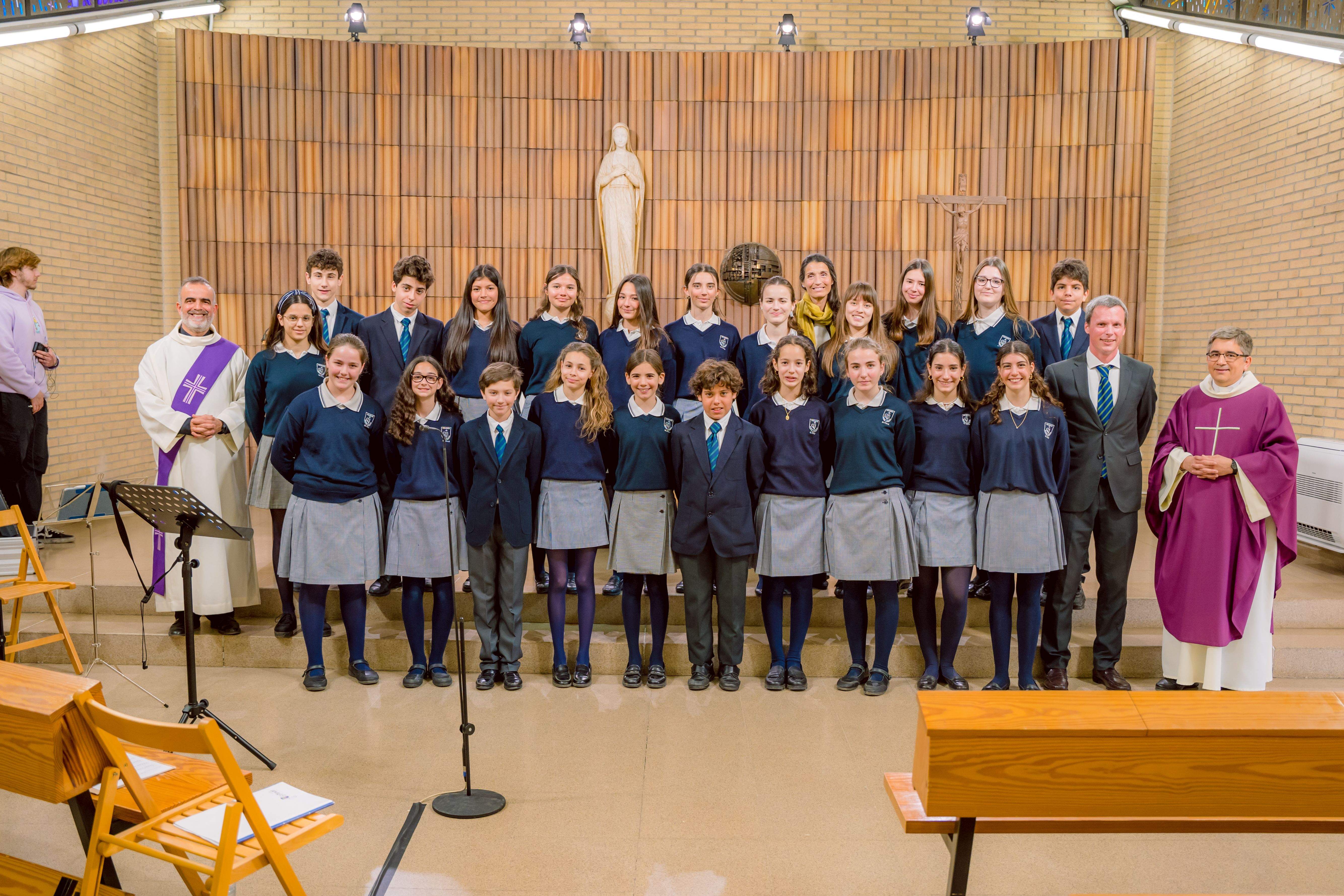  Els membres del Cor del Pilar que van cantar al Pureza de María. FONT: DRK Studios