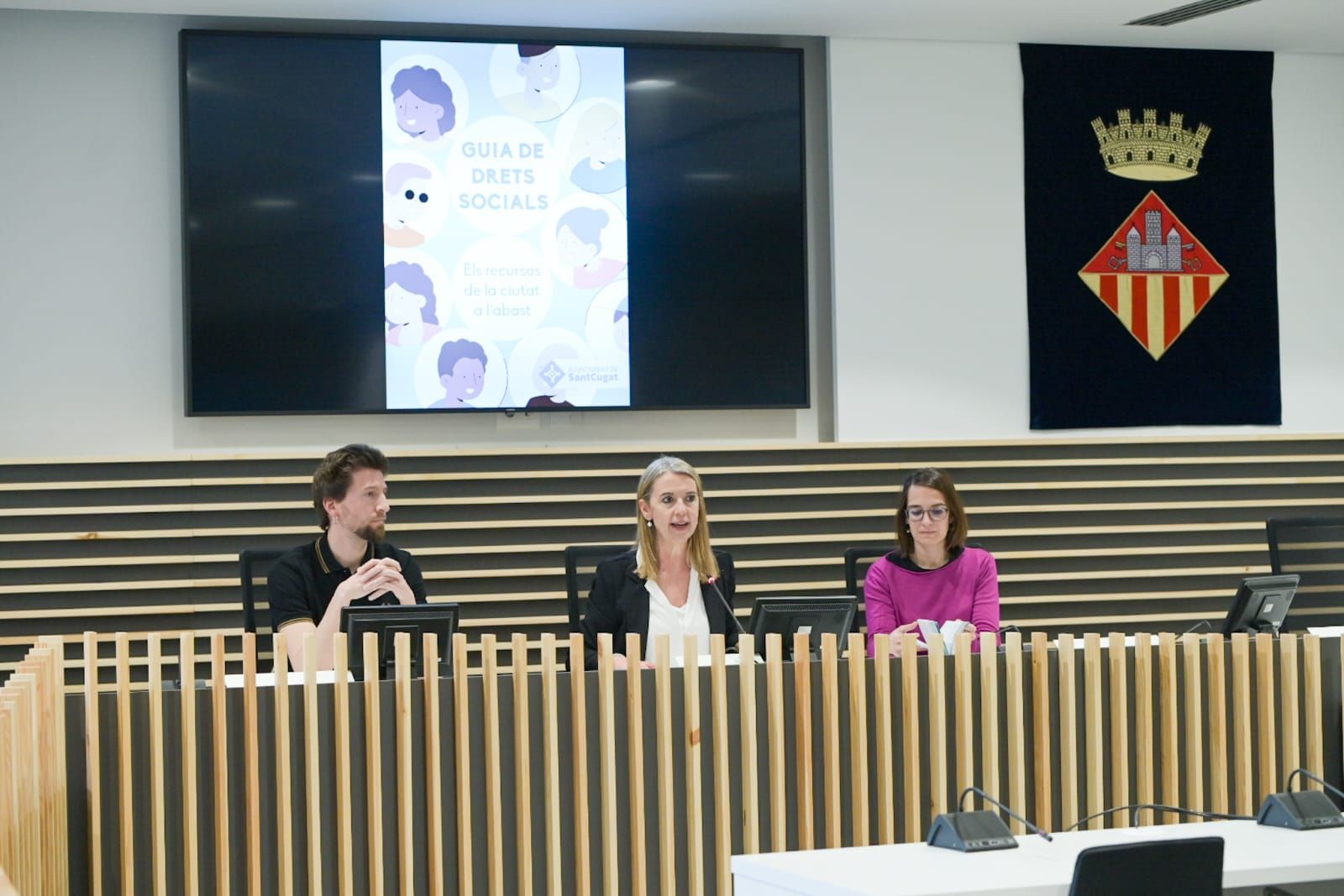 El tinent d'alcaldia de Drets Socials, Marco Simarro, l'alcaldessa de Sant Cugat, Mireia Ingla, i la regidora de Ciutadania, Gemma Aristoy, en la presentació de la Guia de Drets Socials. FOTO: Ajuntament