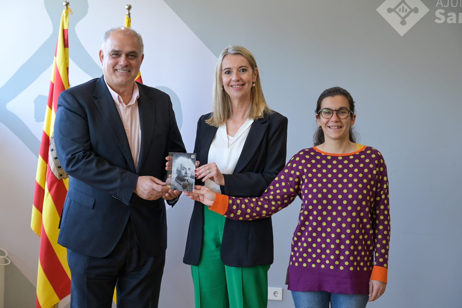 El president de l'FCRI, Jordi Mas, l'alcaldessa, Mireia Ingla, i la tinenta d'alcaldia de memòria històrica, Ester Madrona, a l'entrega de la placa commemorativa per la visita d'Einstein. FOTO: Ajuntament