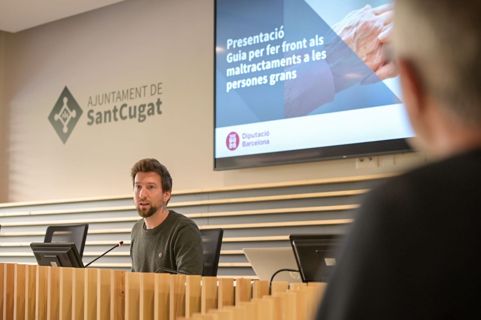 Marco Simarro (CUP) presentant la Guia per fer front als maltractaments a les persones grans. FOTO: Ajuntament