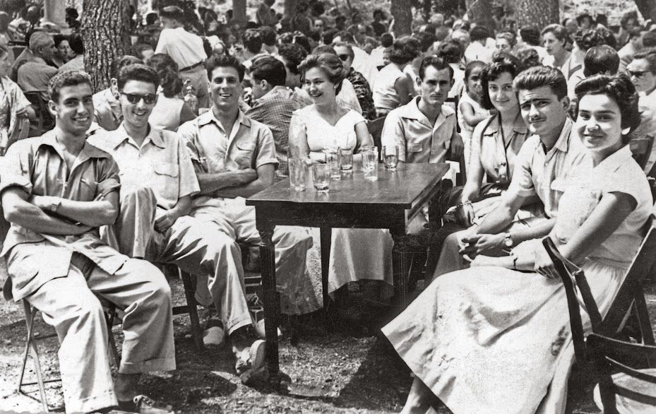 Floresta Desapareguda. Pàgina 78. Francesc Urmeneta amb ulleres. Anys 50. Les festes d'estiu. Autoria desconeguda. Fons: F. De Urmeneta.