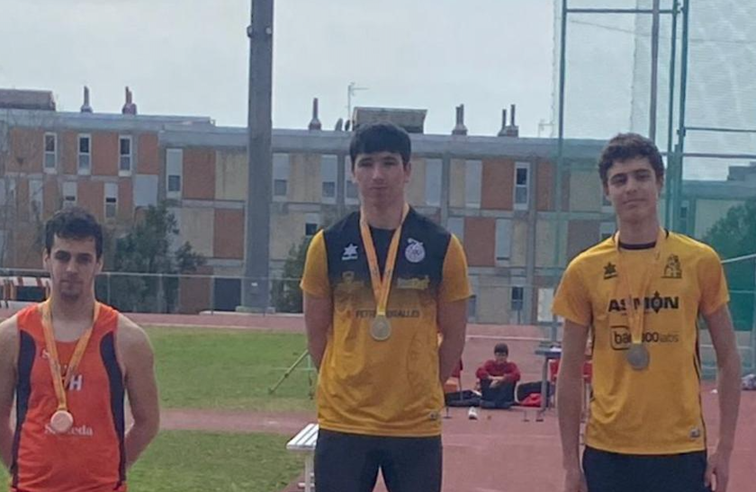 Mikel Arlegui (dreta) va ser plata en el llançament de javelina sub-20 del Campionat de Catalunya d'Hivern. FOTO: Cedida