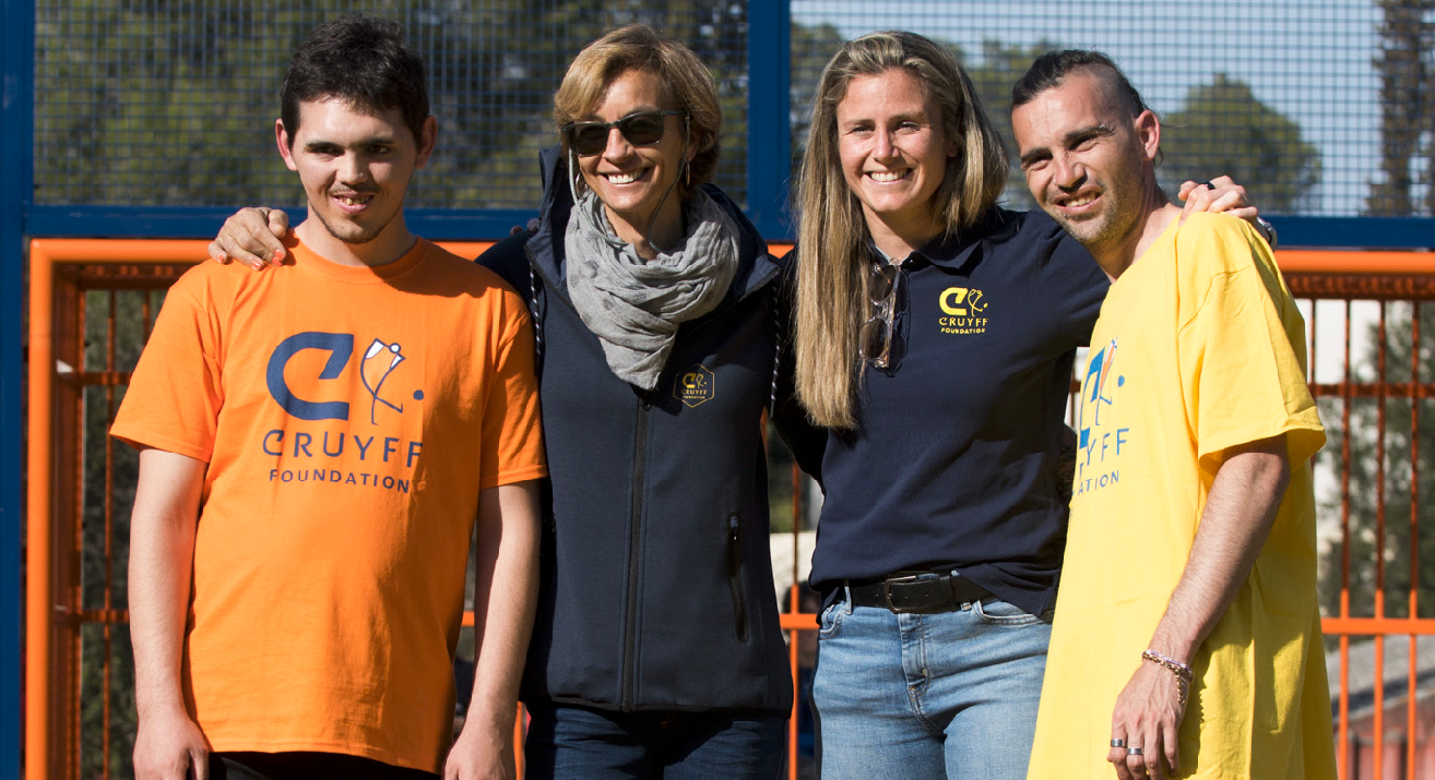 Membres de Catalònia Fundació Creactiva amb Susila Cruyff i Sandra Paños a la inauguració de la Cruyff Court Catalonia. FOTO: Bernat Millet