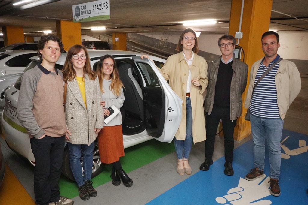 Foto de família al pàrquing del Monestir. FOTO: Ajuntament