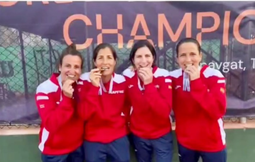 Sònia Delgado, a la dreta de la imatge, amb la medalla de bronze junt amb les seves companyes de la selecció espanyola. FOTO: Cedida