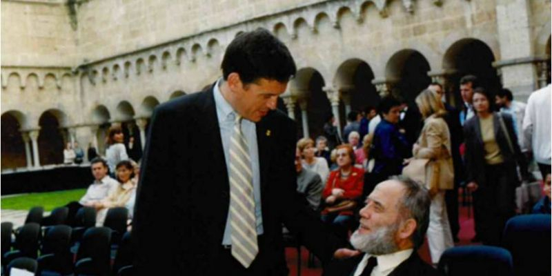 L’alcalde Lluís Recoder saluda Alphonsus van Campen durant la celebració del 30 aniversari. Foto: Cedida