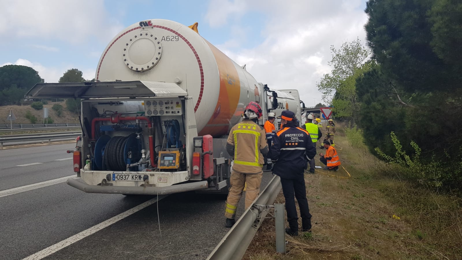 Moment del traspàs del gas liquat inflamable d'un camió cisterna a un altre. FOTO: Ajuntament