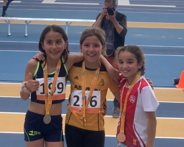 Mar Soria, al centre de la imatge, en el podi del Campionat de Catalunya sub-12 de pista coberta. FOTO: Cedida