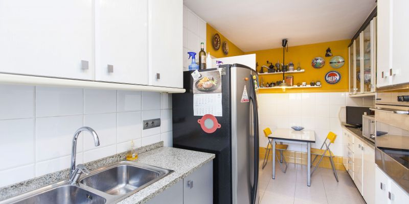 Cuina-office de la casa adossada de la zona dels arxius de Sant Cugat. FOTO: Cedida