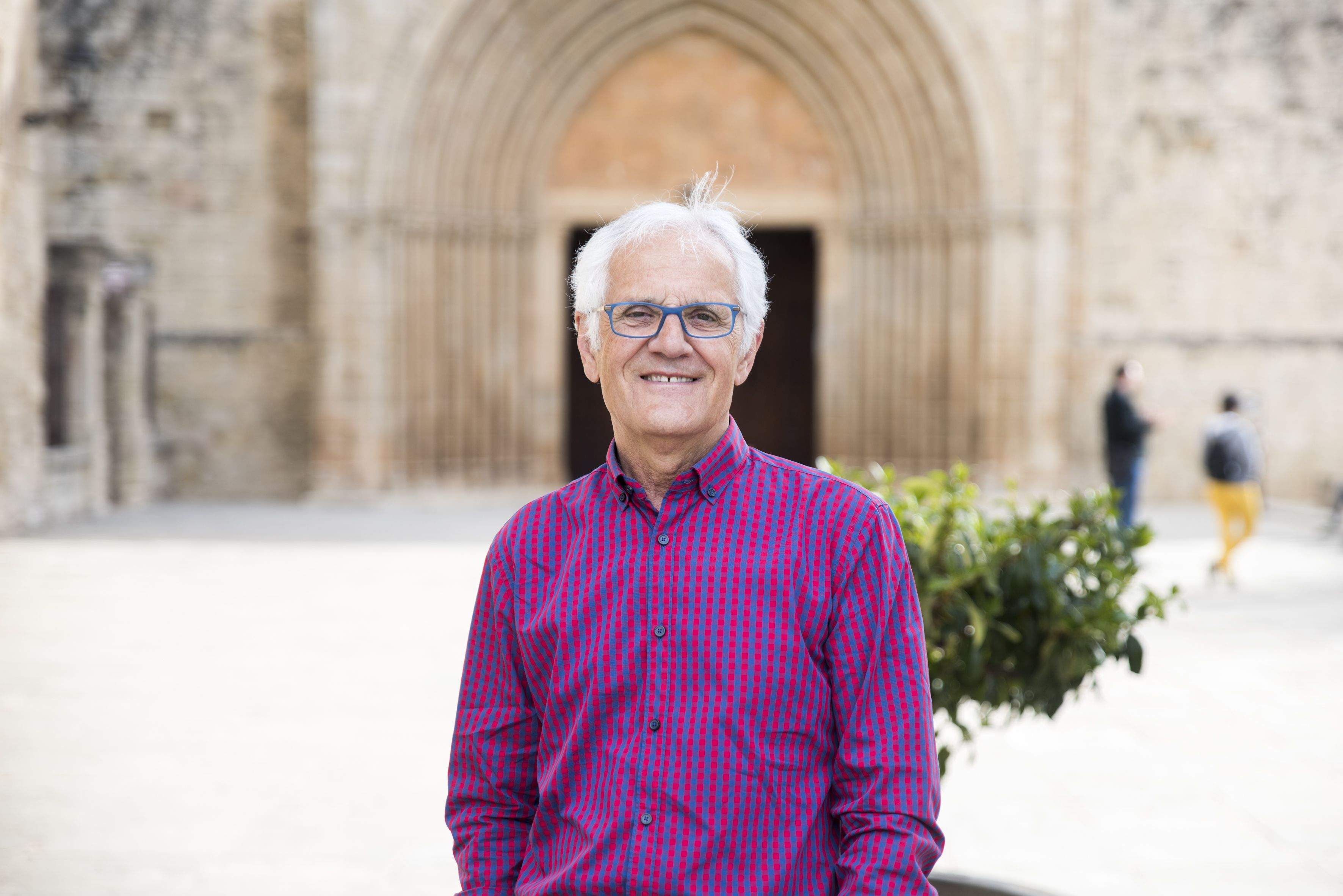 Rogeli Pedró davant del Monestir de Sant Cugat. FOTO: Bernat Millet