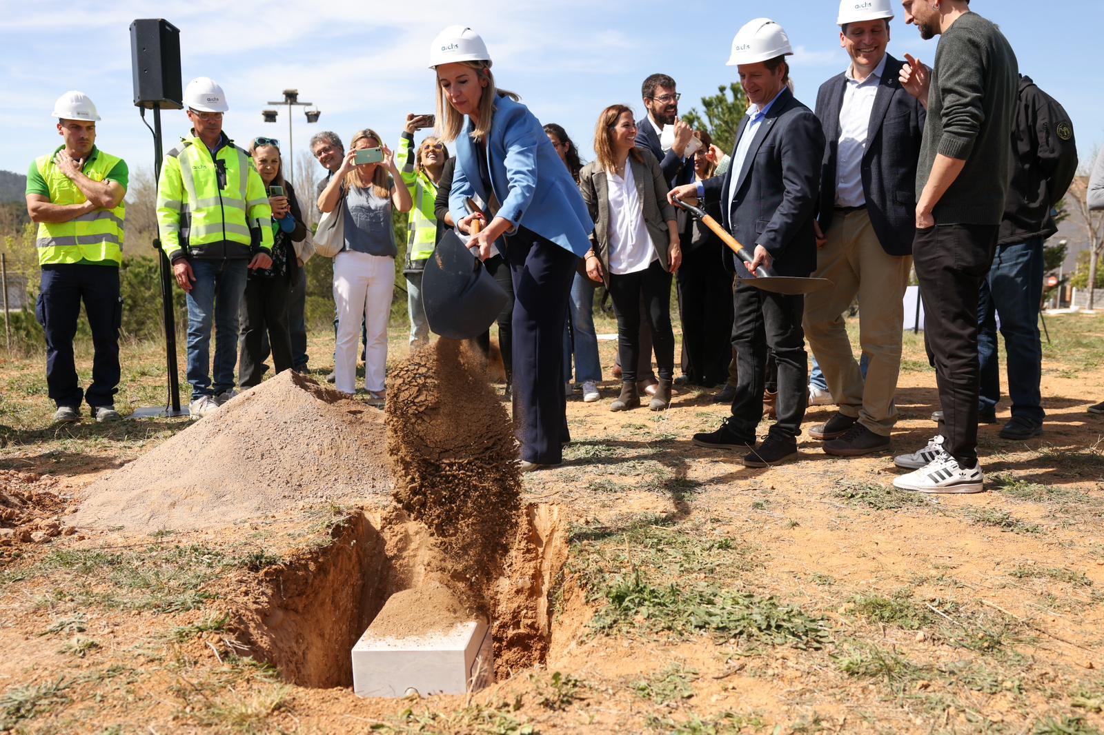 L'alcaldessa enterra la primera pedra del Complex Aquàtic de Mira-sol. FOTO: Ajuntament