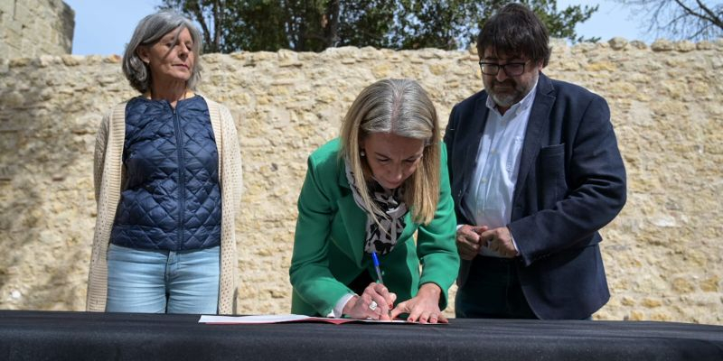 la vicepresidenta segona de la Diputació de Barcelona, Carmela Fortuny, l'alcaldessa de Sant Cugat, Mireia Ingla i el president delegat de l'àrea d'infraestructures i espais, Pere pons. FOTO: Ajuntament