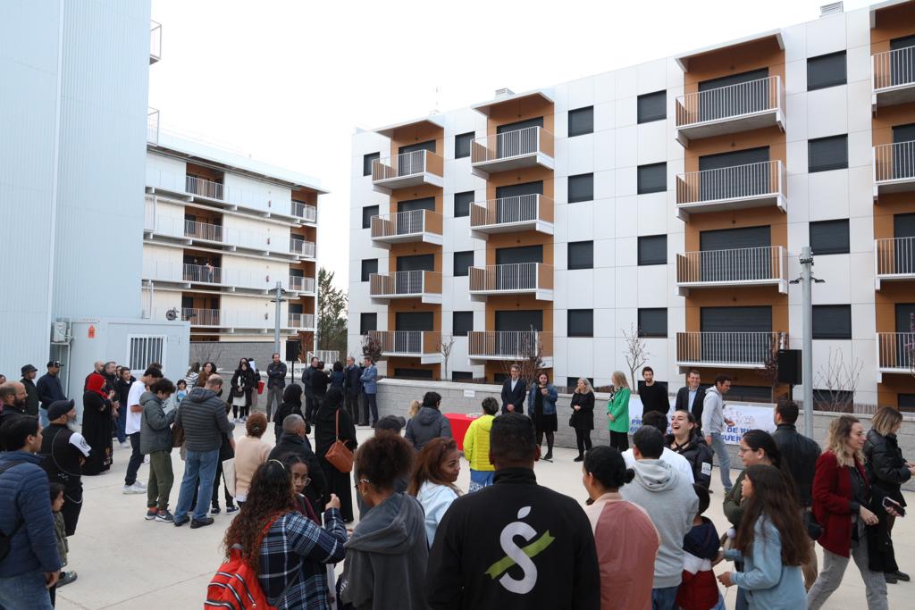 Acte de lliurament de les claus dels habitatges de protecció oficial del carrer de Jeroni de Pujades. FOTO: Ajuntament