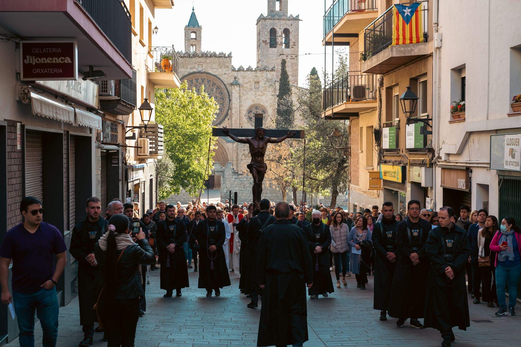 Via Crucis pels carrers de Sant Cugat. FOTO: Ale Gómez