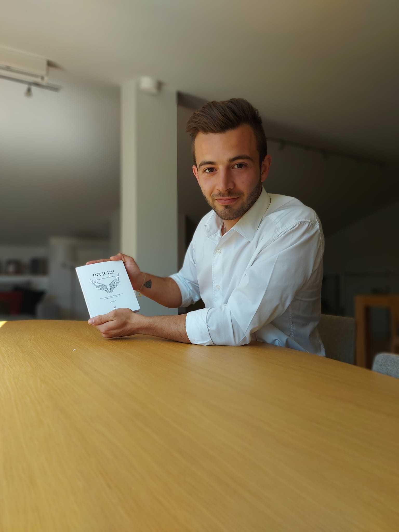 Pablo Comadran amb el seu nou llibre, 'Invicem'. FOTO: Cedida