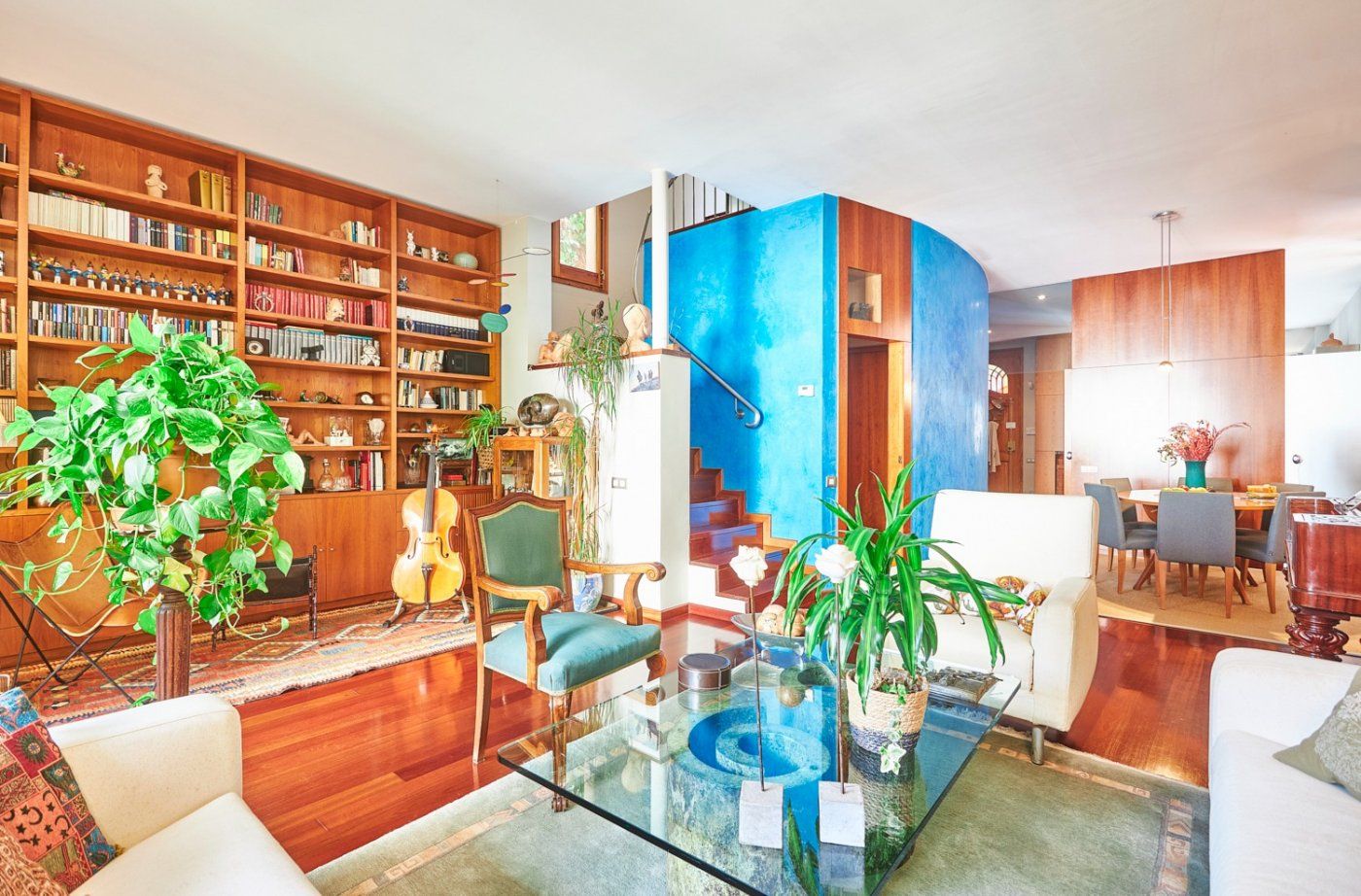 Saló-menjador del xalet a Santcugat de la immobiliària Vivendex. FOTO: Cedida