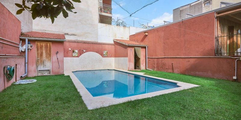 Piscina del xalet de Sant Cugat de la immobiliària Vivendex. FOTO: Cedida