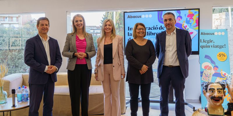 Foto de família a la inauguració de la nova llibreria de l'Abacus. FOTO: Ajuntament