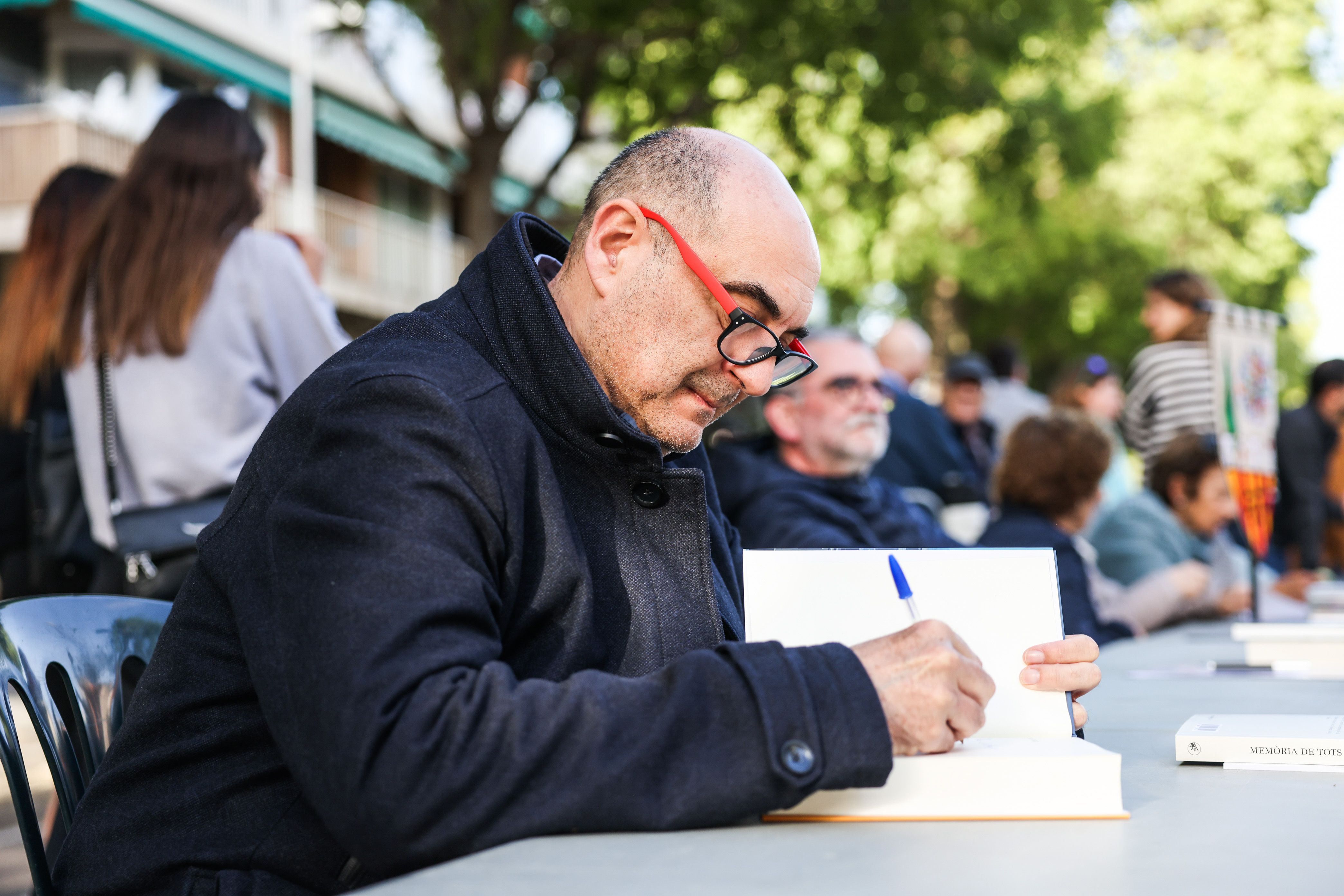 Xavier Bosch signant llibres. Foto: Lali Puig