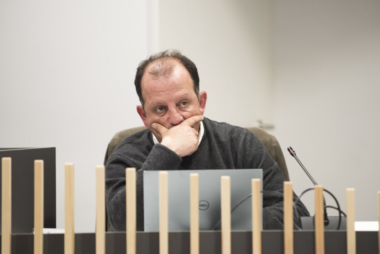 El regidor de Junts per Sant Cugat Carles Brugaroles ha presentat la moció sobre l'espoli fiscal. FOTO: TOT