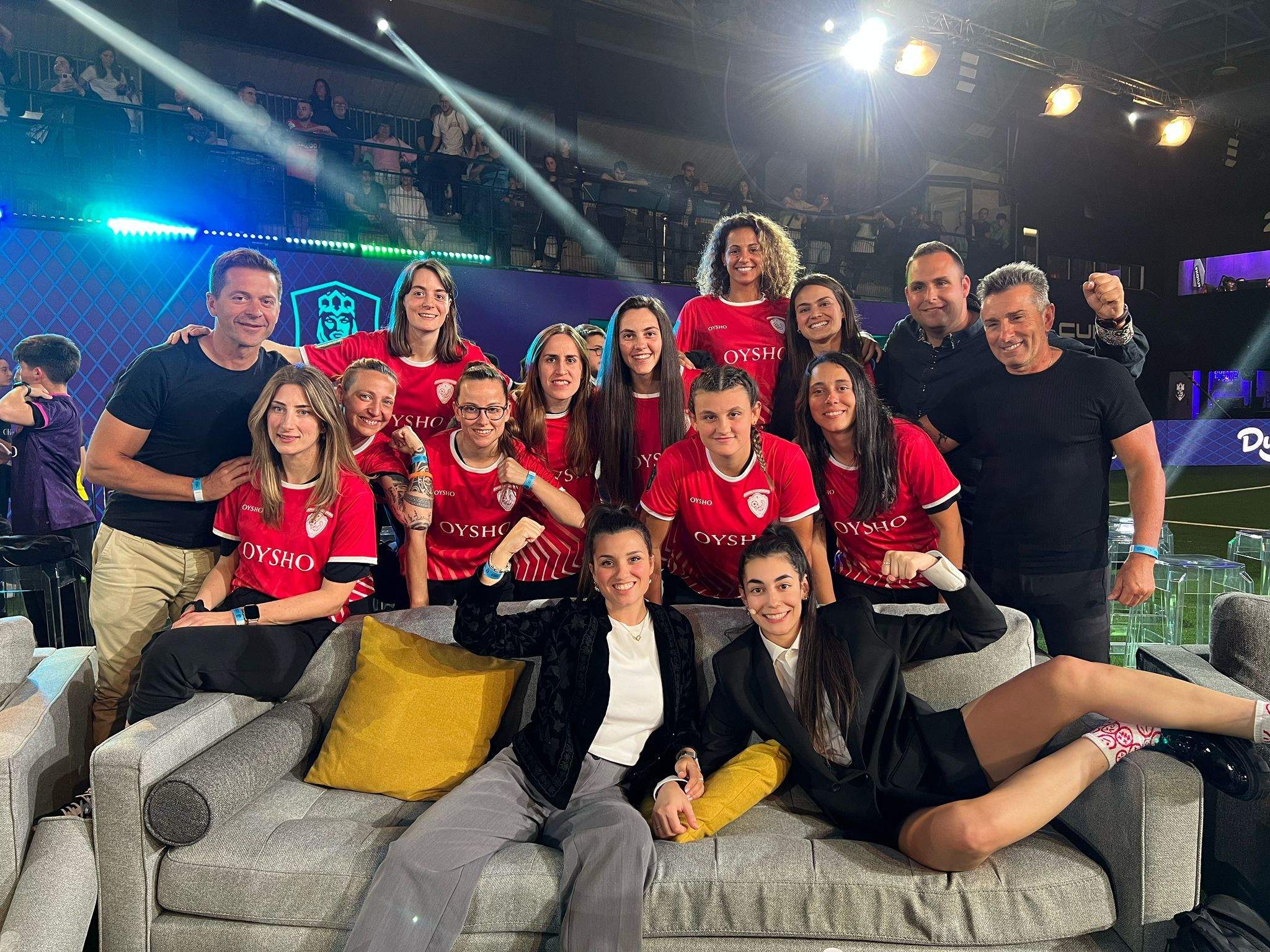 Marta Sánchez, asseguda a l'esquerra del sofà, amb Aniquiladoras FC, l'equip que entrenarà en la Queens League. FOTO: Cedida