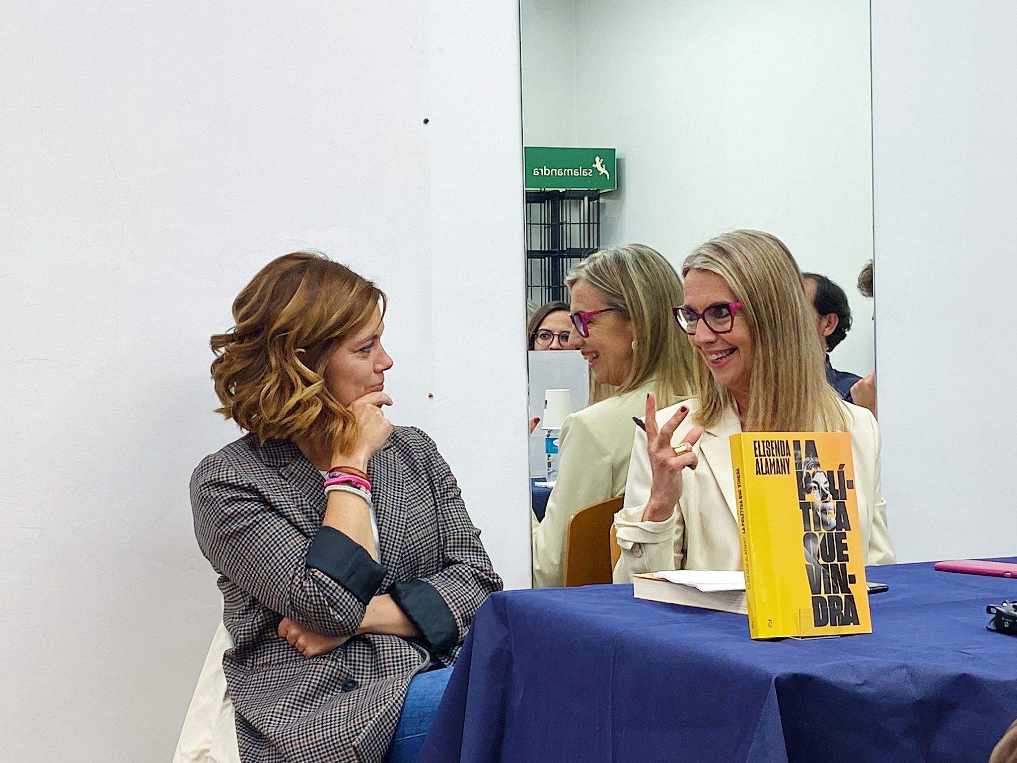 Elisenda Alamany i Mireia Ingla en la presentació del llibre d'Alamany 'La política que vindrà'. Foto: Alba M. Vallejo