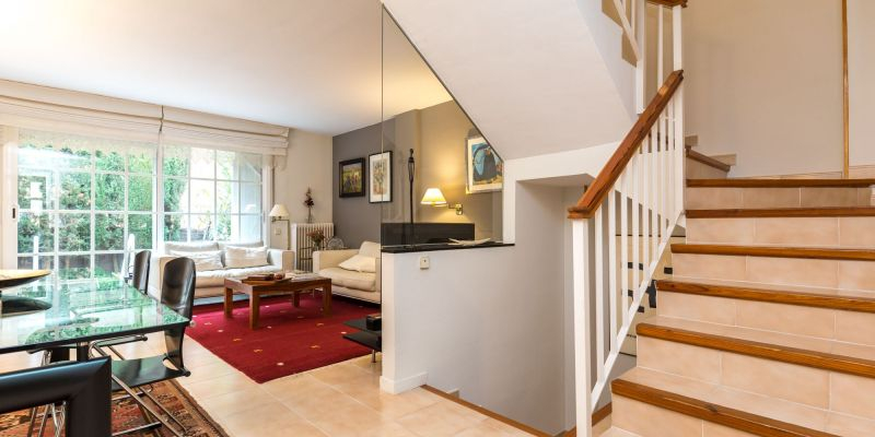 Saló-menjador de la casa adossada del Parc Central de Sant Cugat de la immobiliària Amat. FOTO: Cedida