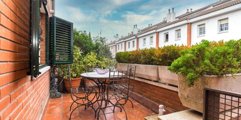 Terrassa de la casa adossada del Parc Central de Sant Cugat de la immobiliària Amat. FOTO: Cedida