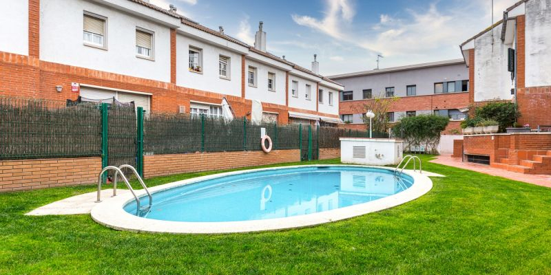 Piscina de la zona comunitària de la casa adossada del Parc Central de Sant Cugat de la immobiliària Amat. FOTO: Cedida