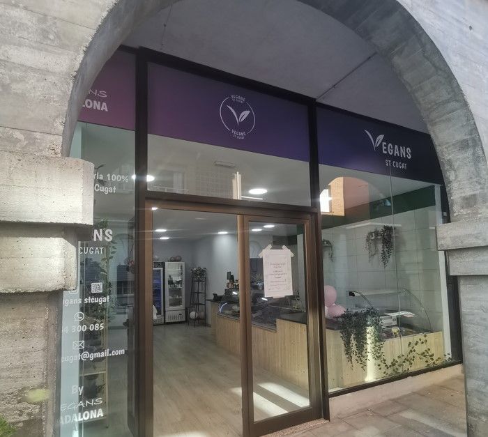 Façana de la botiga amb alimentació 100% d'origen vegetal, Vegans Sant Cugat. FOTO: Cedida 