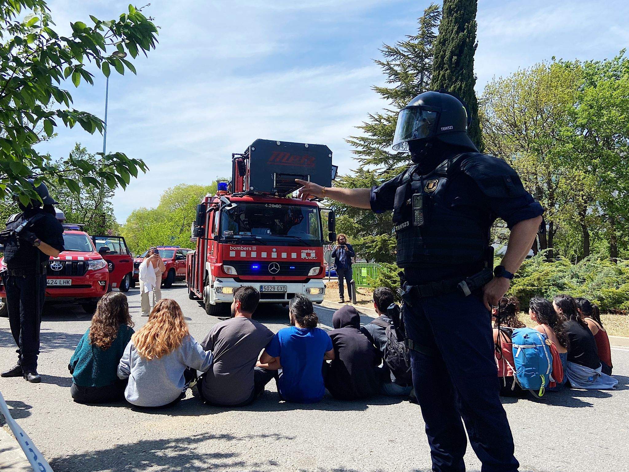 Els manifestants de l'Horta Alliberada asseguts enmig de la carretera per barrar el pas a Bombers. Foto: Alba M. Vallejo