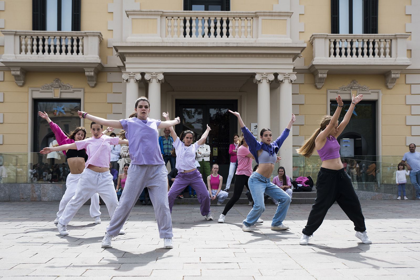 Dia Internacional de la Dansa:  El carrer dansa. FOTO: Bernat Millet.