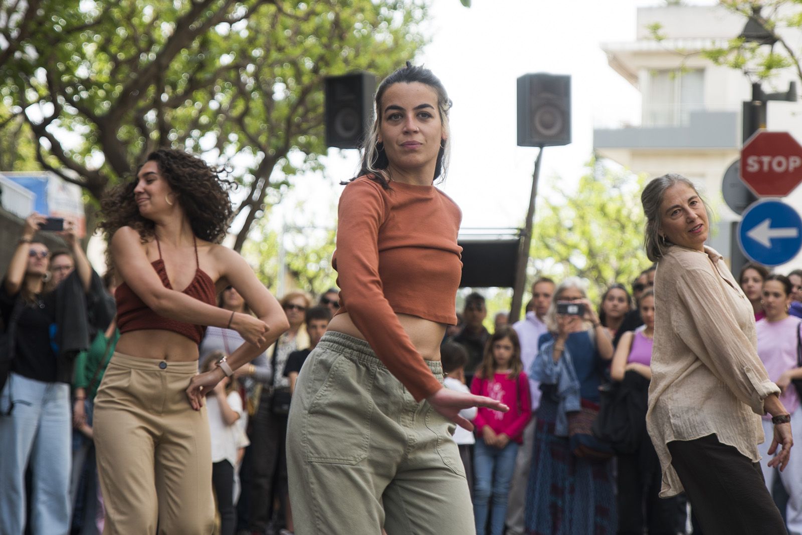 Dia Internacional de la Dansa:  El carrer dansa. FOTO: Bernat Millet.