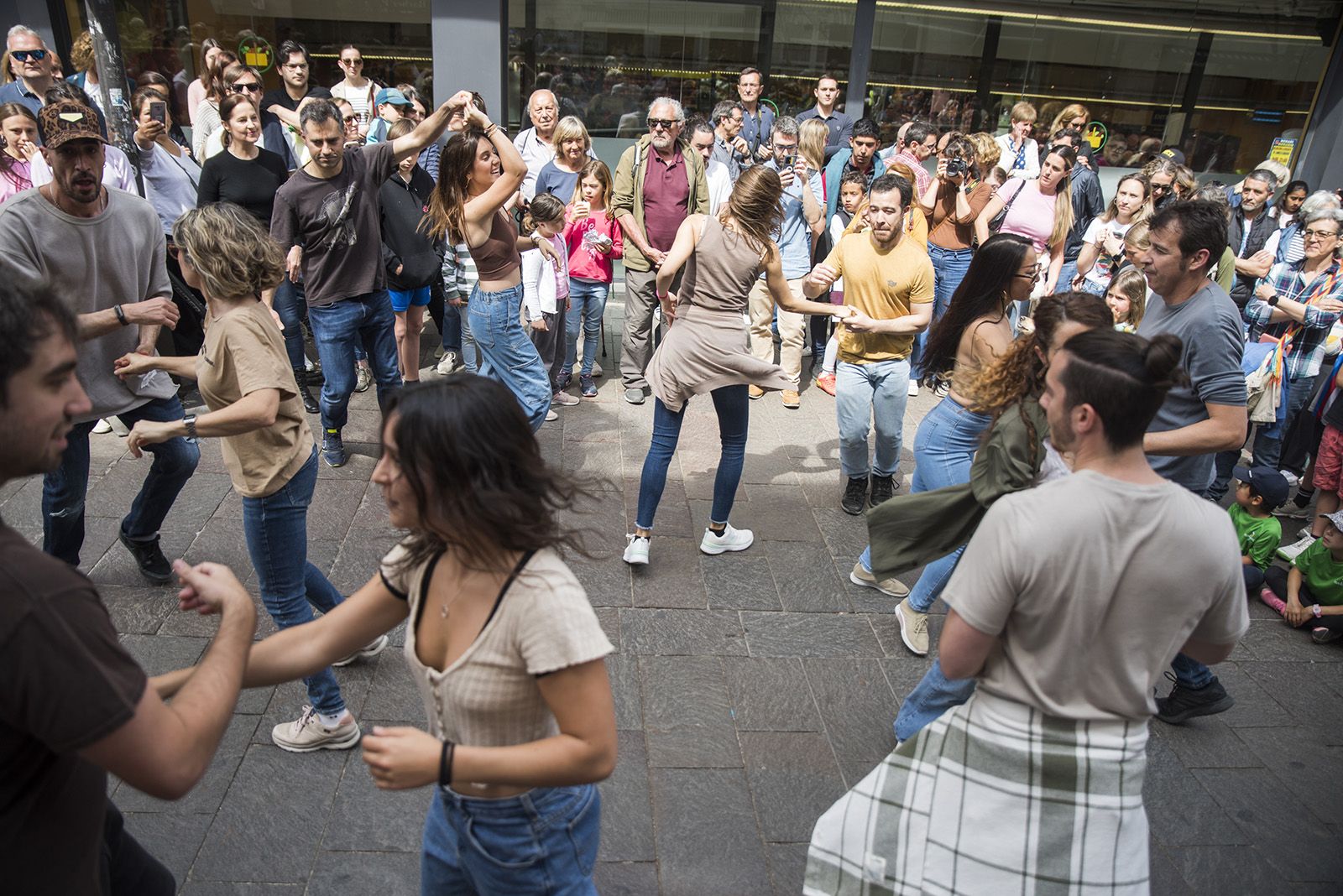 Dia Internacional de la Dansa:  El carrer dansa. FOTO: Bernat Millet.