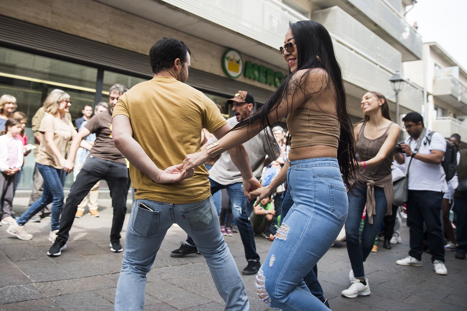 Dia Internacional de la Dansa:  El carrer dansa. FOTO: Bernat Millet.