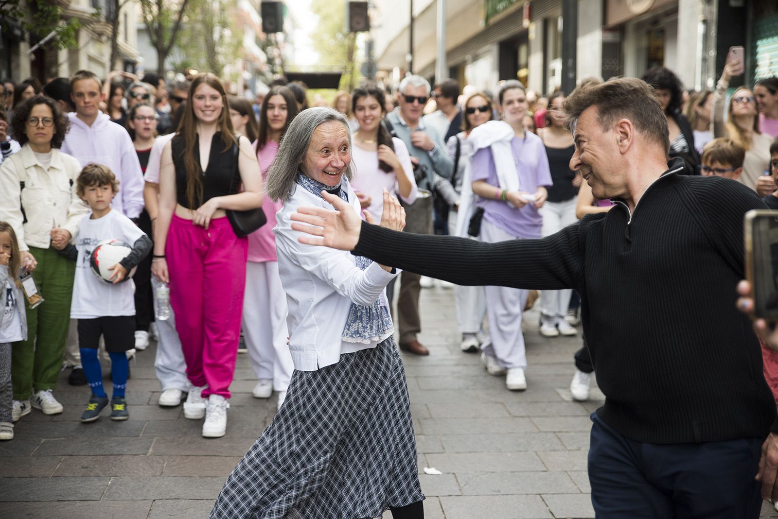 Dia Internacional de la Dansa:  El carrer dansa. FOTO: Bernat Millet.