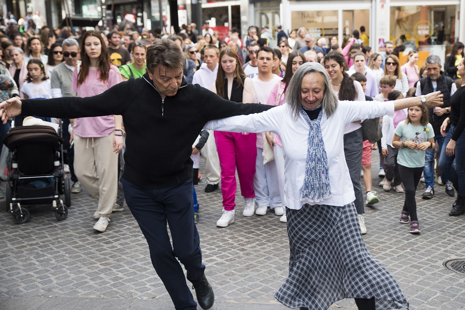 Dia Internacional de la Dansa:  El carrer dansa. FOTO: Bernat Millet.