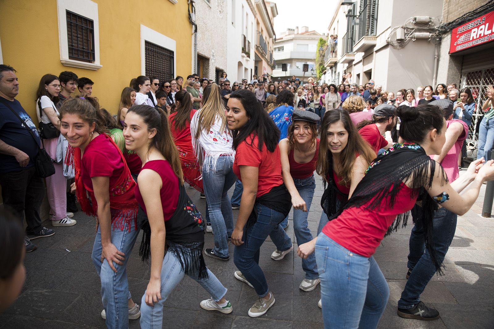 Dia Internacional de la Dansa:  El carrer dansa. FOTO: Bernat Millet.