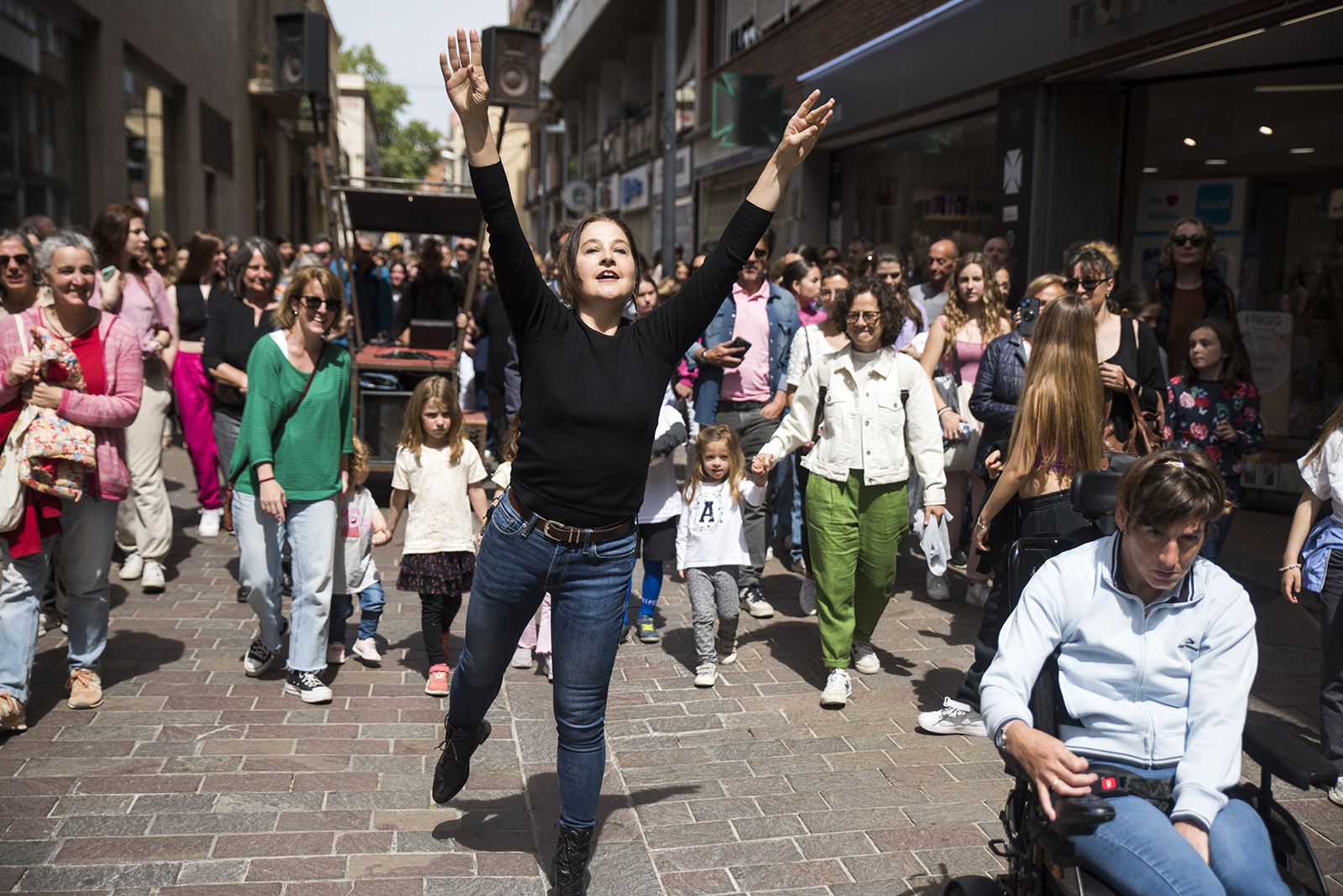Dia Internacional de la Dansa:  El carrer dansa. FOTO: Bernat Millet.