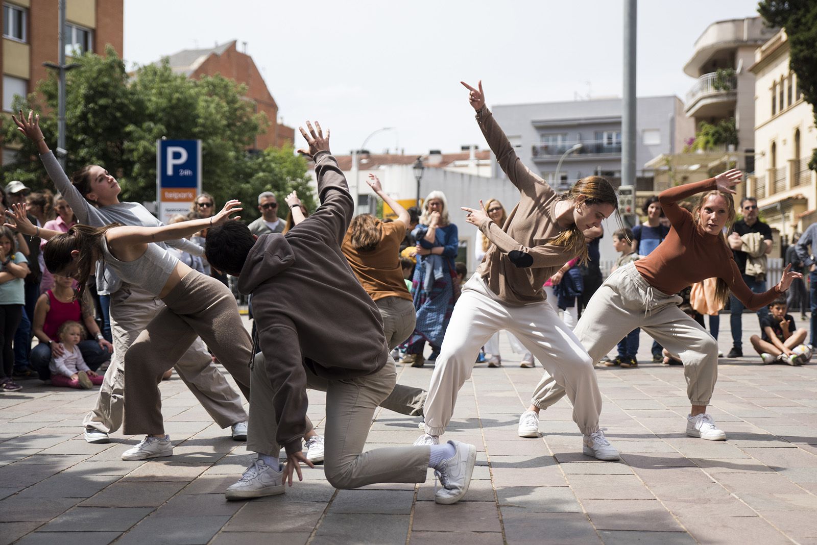 Dia Internacional de la Dansa:  El carrer dansa. FOTO: Bernat Millet.