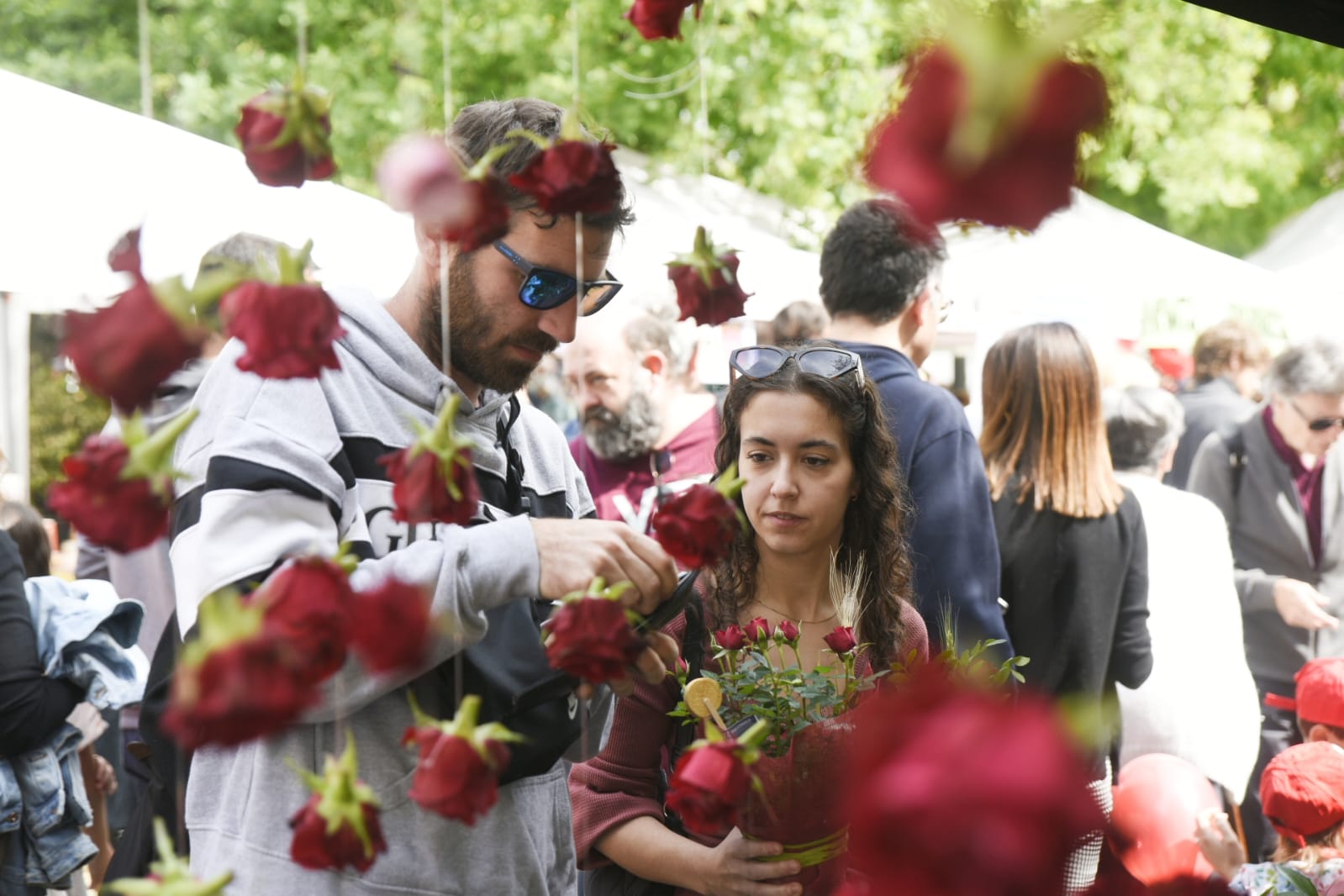 Els santcugatencs omplen els carrers per Sant Jordi. FOTO: Bernat Millet