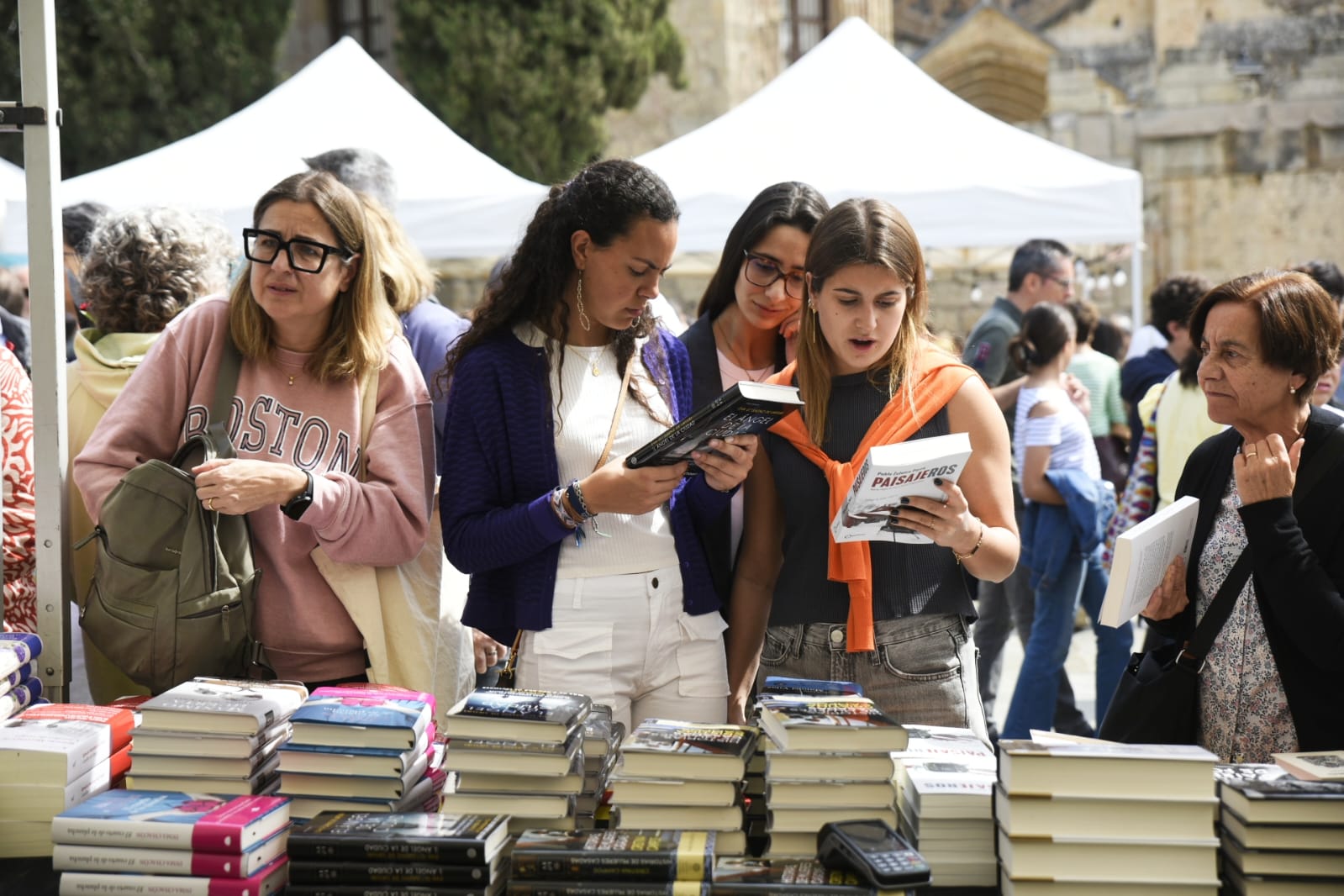 Els santcugatencs omplen els carrers per Sant Jordi. FOTO: Bernat Millet