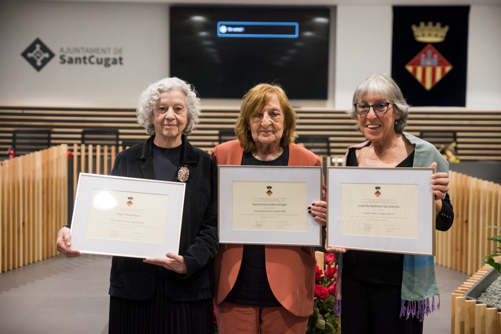 Àngels Ribé, Marta Pessarrodona i Maria León, la dona del difunt Josep Pla Narbona. Foto: Bernat Millet