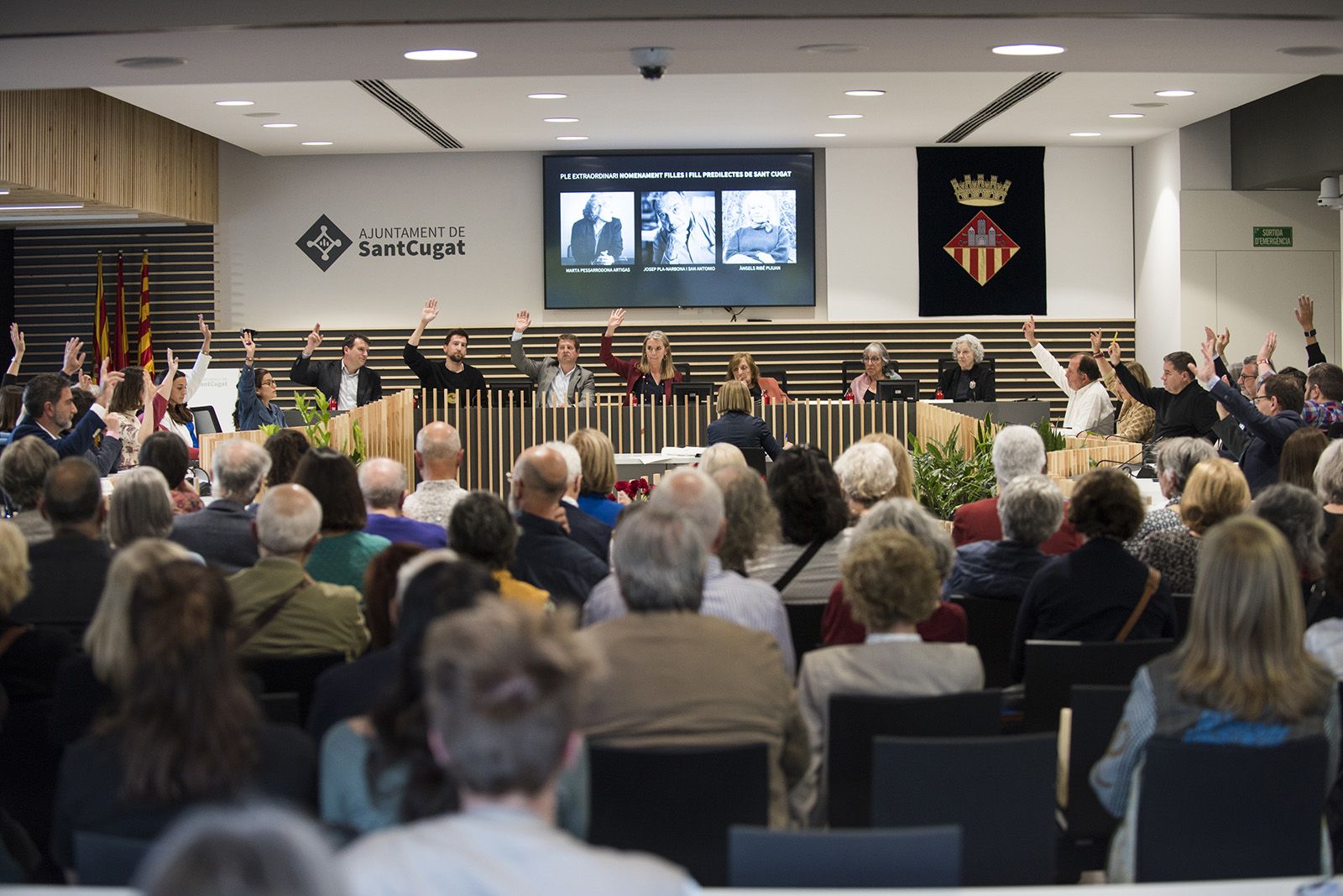 Nomenament com a fills predilectes de Sant Cugat de Marta Pessarrodona, Josep Pla Narbona i Àngels Ribé. FOTO: Bernat Millet.