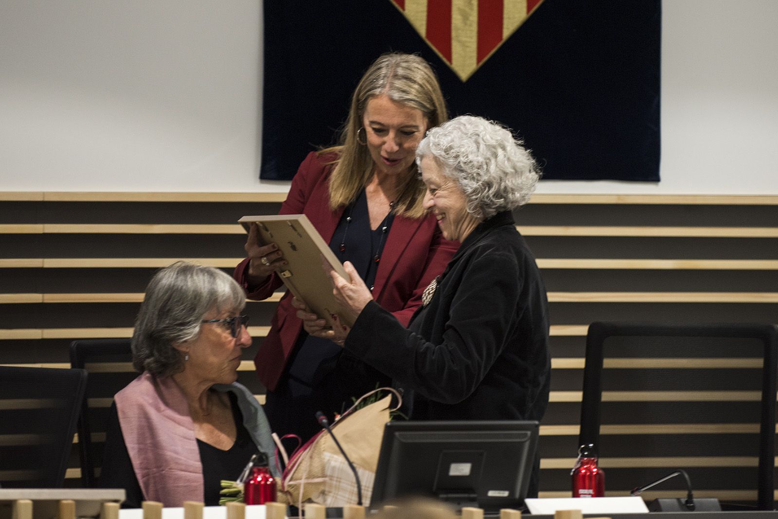Nomenament com a fills predilectes de Sant Cugat de Marta Pessarrodona, Josep Pla Narbona i Àngels Ribé. FOTO: Bernat Millet.