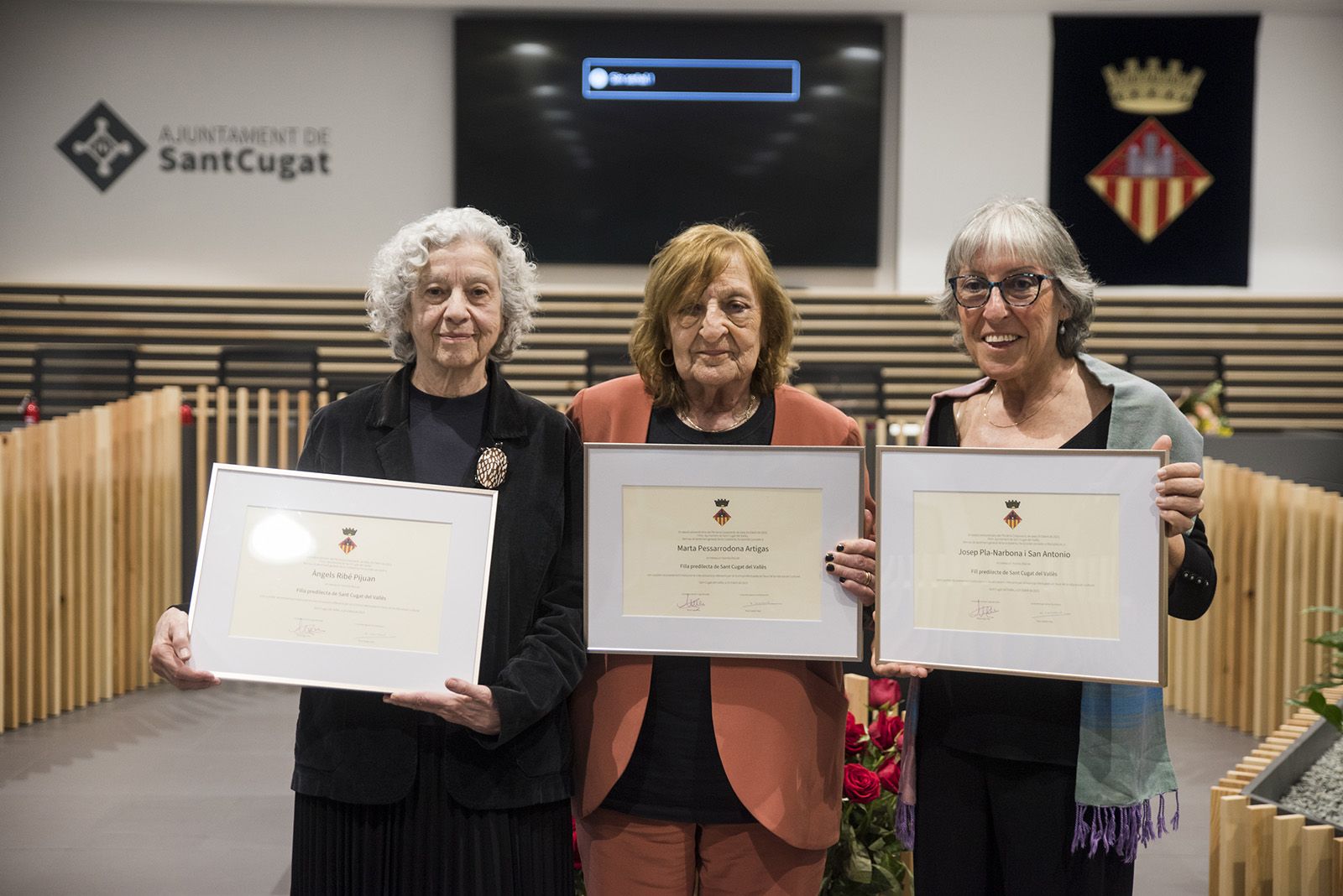 Nomenament com a fills predilectes de Sant Cugat de Marta Pessarrodona, Josep Pla Narbona i Àngels Ribé. FOTO: Bernat Millet.