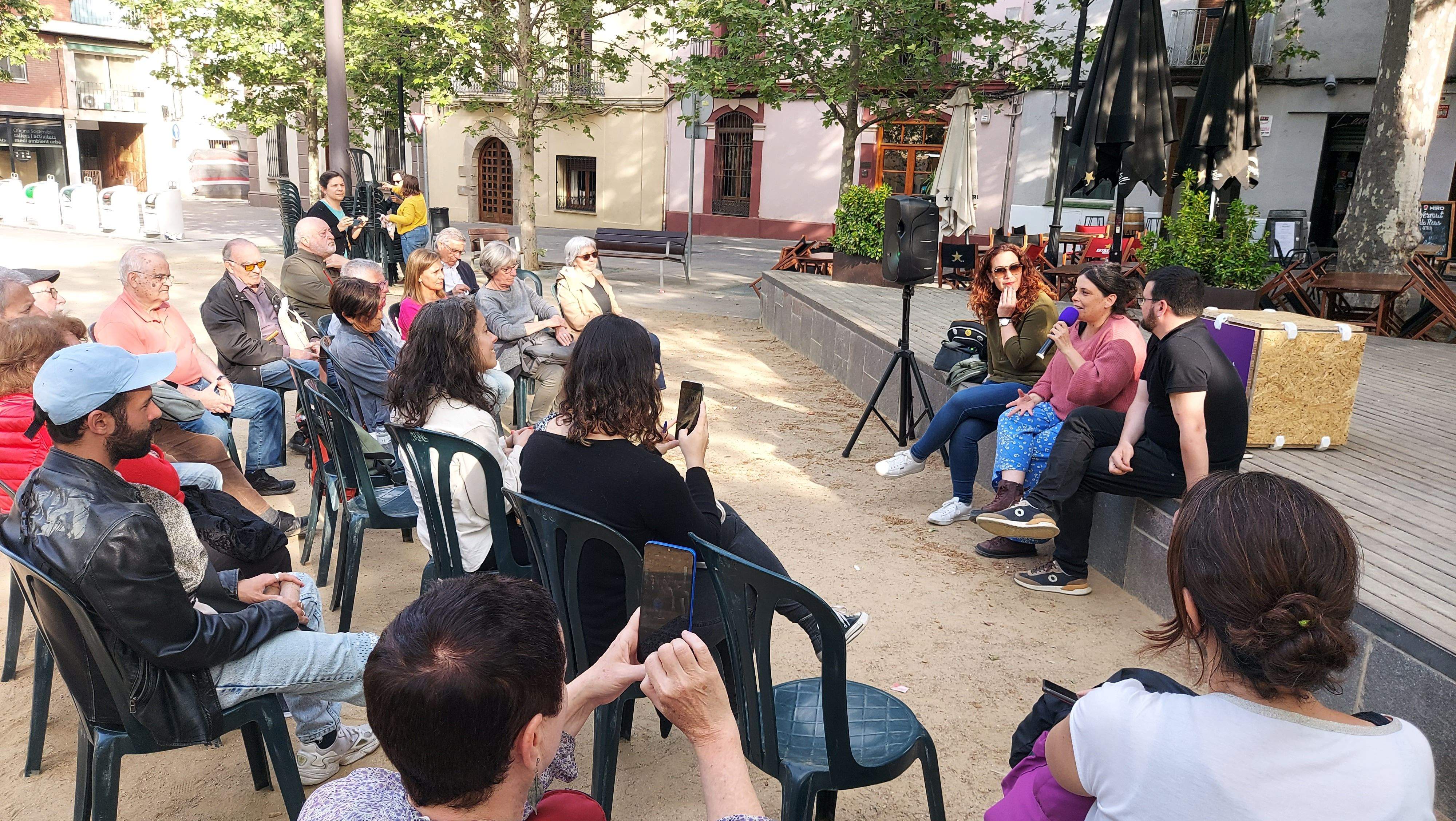 L'acte de Sant Cugat en Comú Podem, 'A Sant Cugat + Drets + Justícia Social' celebrat a la plaça de Barcelona ha reunit una vintena de persones. FOTO: JLS