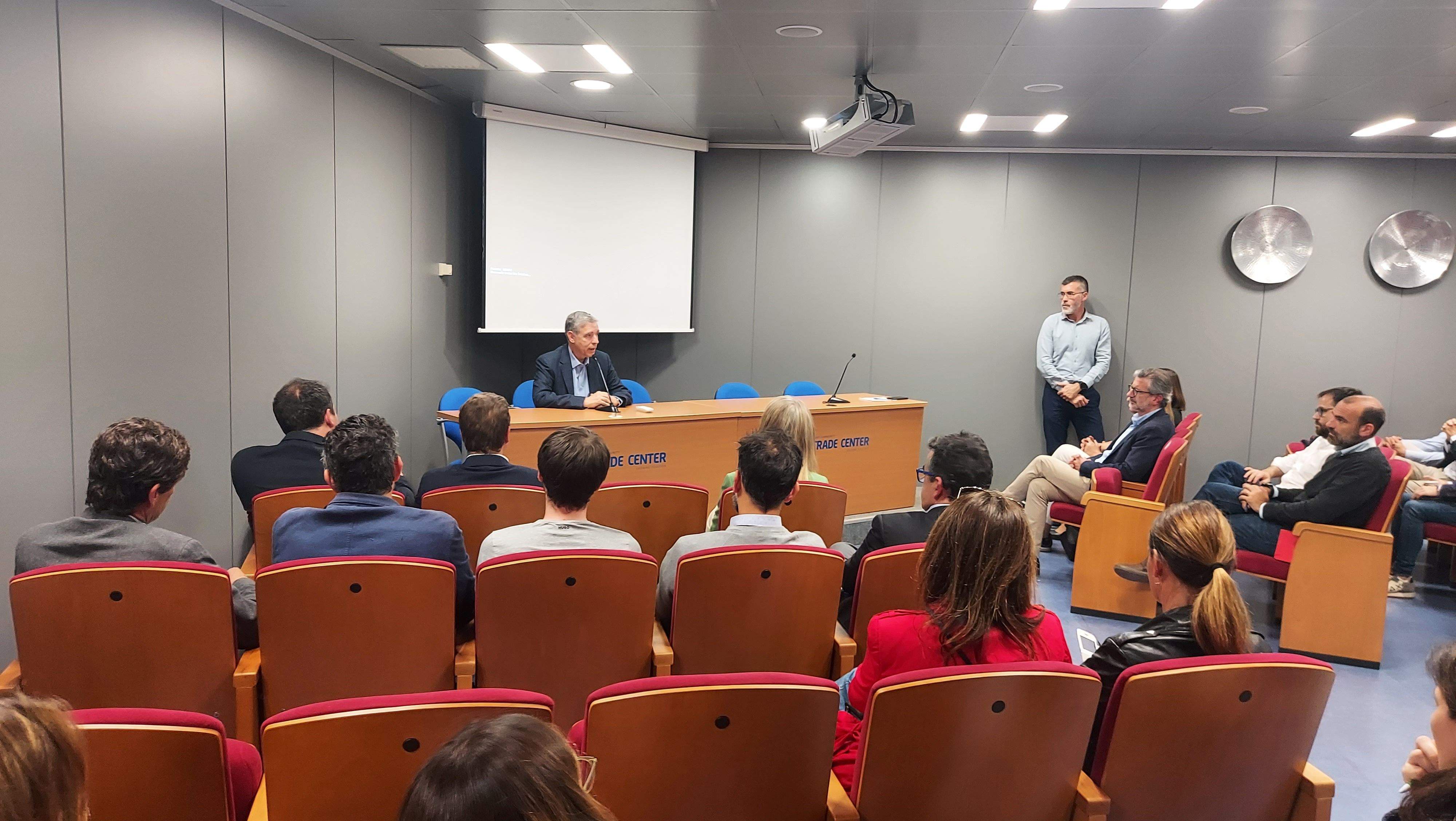 La jornada 'La gestió de dades en salut: reptes i oportunitats' durant la intervenció del president de Sant Cugat Empresarial, Jaume Vives. FOTO: TOT