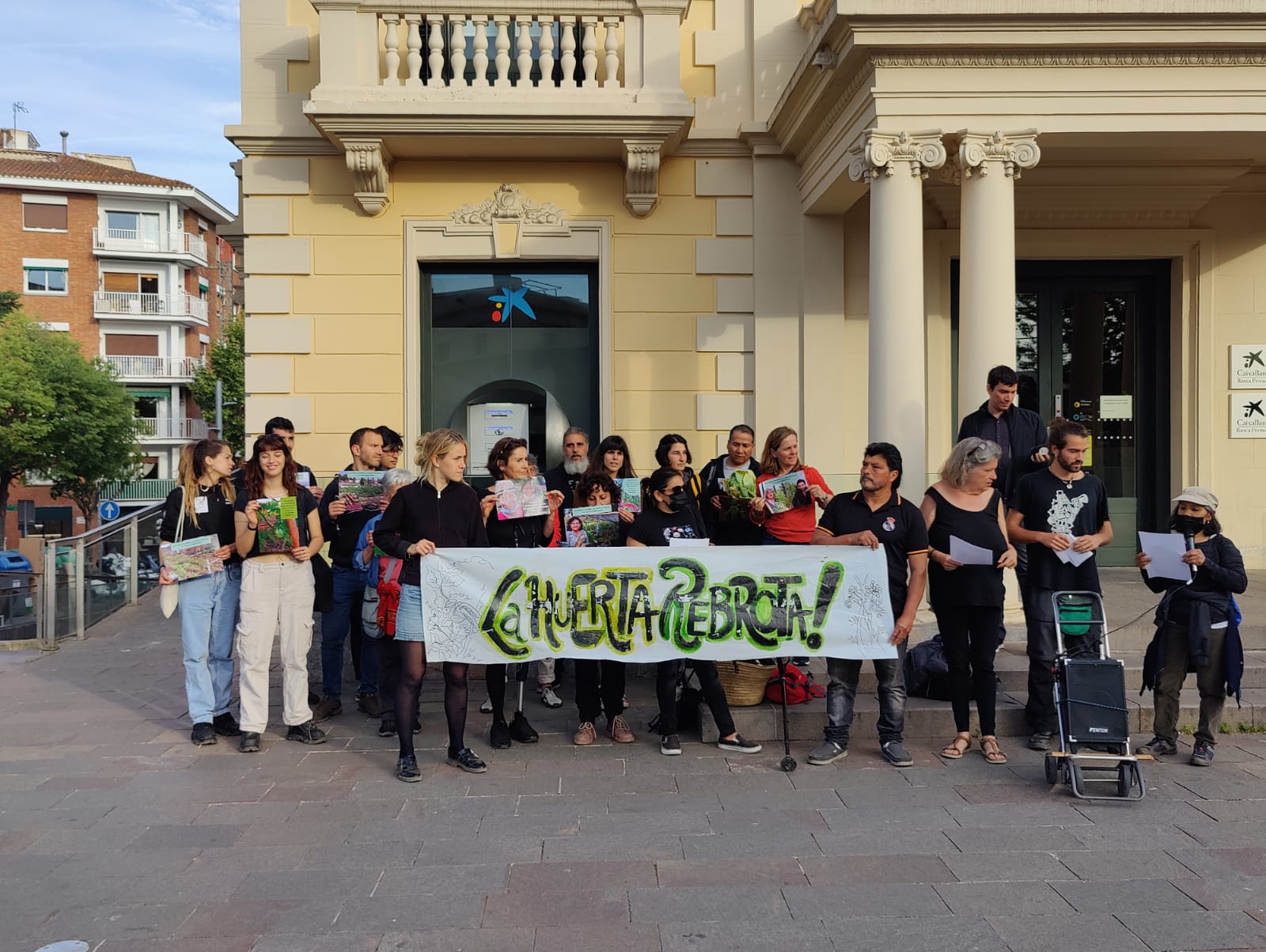 Concentració de l'Horta Alliberada davant de l'oficina de CaixaBank. FOTO: Bernat Millet