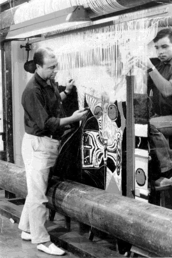 Primavera del 65 Casa Aymat; Vicente Pascual, Joan Busquets i Josep Royo treballant el tapís